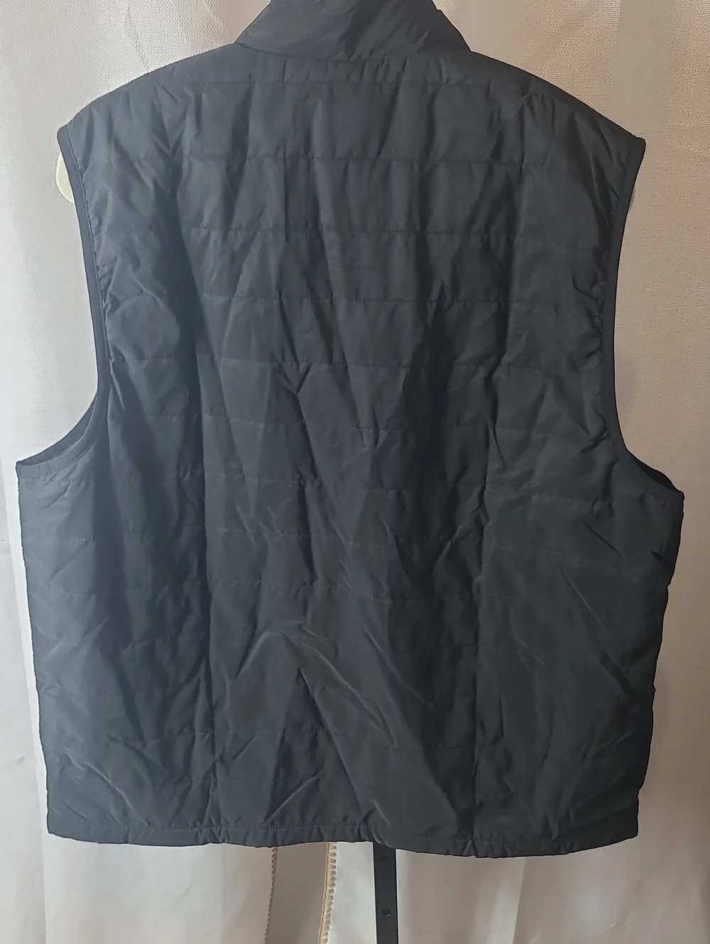 Banana Republic men's quilted vest features a full-zip front and Pockets.  Large